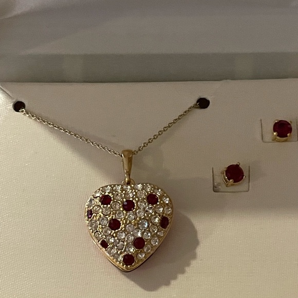 Locket and Earrings in Gold Color with Red and Crystal Color Stones - Picture 2 of 9